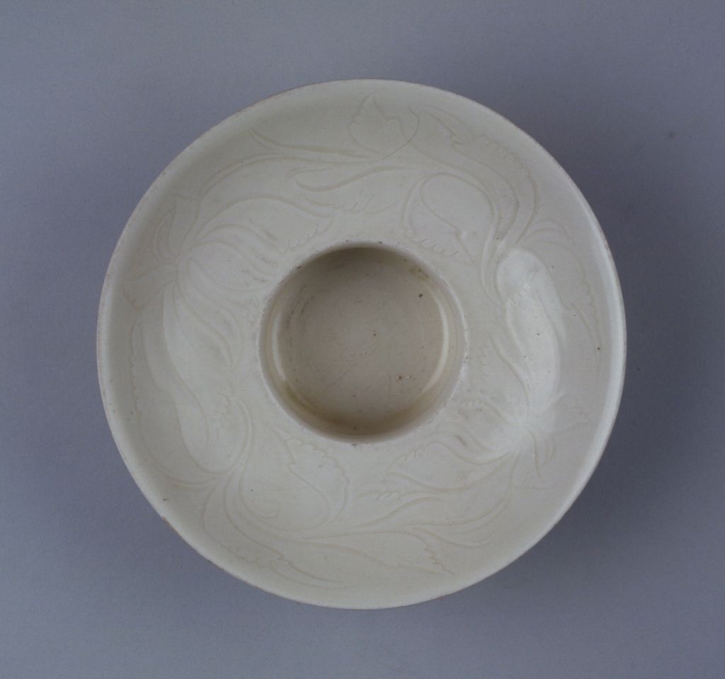 图片[2]-Ding Kiln white glaze carved flower pattern spittle bowl-China Archive